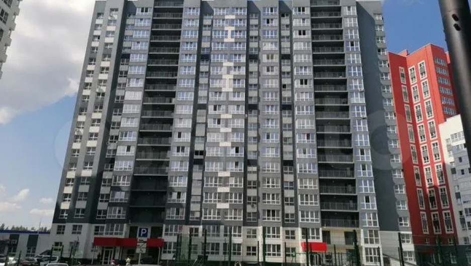 Светлую трехкомнатную квартиру в постельных тонах продают в Барнауле за 6,3 млн рублей.