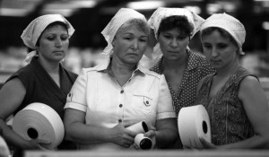 Тамара Журавлева (в центре) - лучшая ткачиха Барнаульского хлопчатобумажного комбината.