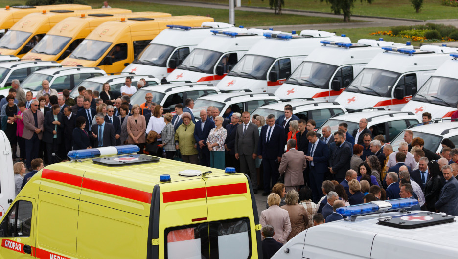 Губернатор Томенко передал районам края 111 автомобилей для больниц, школ и соцзащиты. 