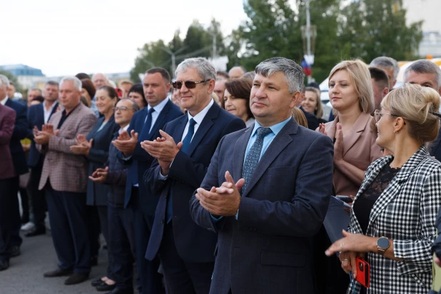 Губернатор Томенко передал районам края 111 автомобилей для больниц, школ и соцзащиты. 