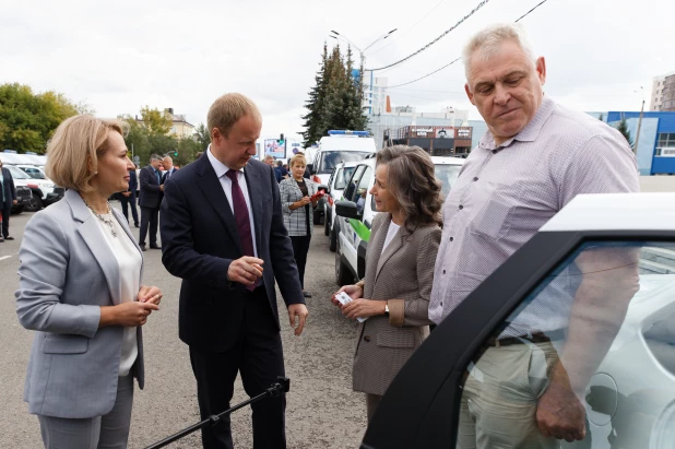 Губернатор Томенко передал районам края 111 автомобилей для больниц, школ и соцзащиты. 