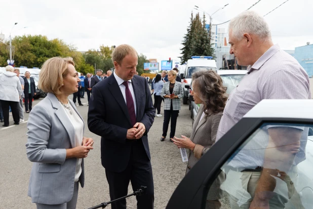 Губернатор Томенко передал районам края 111 автомобилей для больниц, школ и соцзащиты. 