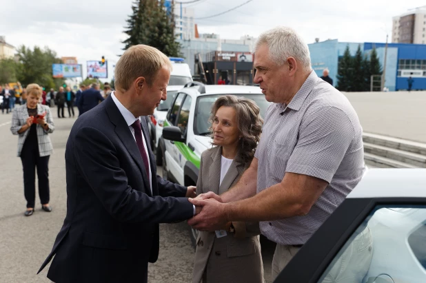 Губернатор Томенко передал районам края 111 автомобилей для больниц, школ и соцзащиты. 