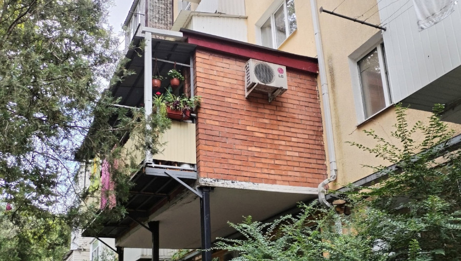  Желая прибавить лишних квадратных метров к своей квартире, местные буквально надстраивают целую комнату к своему балкону