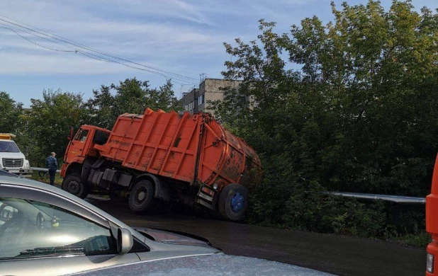 Мусоровоз съехал в кювет.