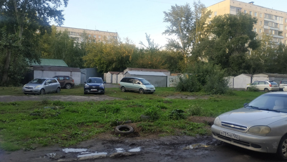 Деньги взяли, но площадку не сделали. Жители Алтайского края жалуются на хаос во дворе.