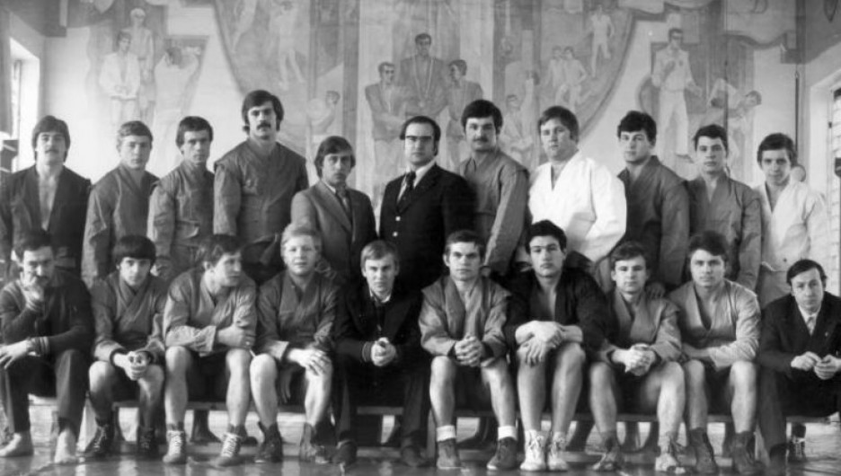 Борцы «Спарты» в своей школе. В. А. Метелица в центре, второй справа от него – Владимир Шкалов, будущий 5-кратный чемпион мира по самбо.
