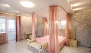 Квартиру с розовой спальней для настоящей принцессы продают за 19 млн рублей в Барнауле.