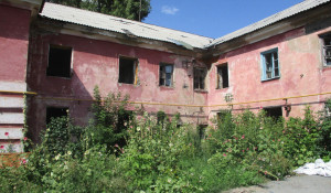 В Барнауле продолжаются работы по сносу аварийных жилых домов.