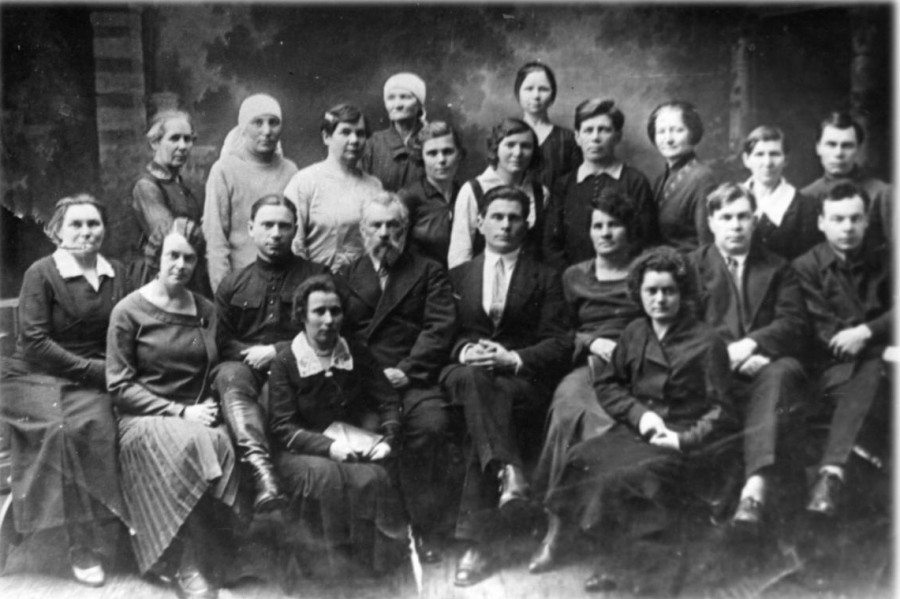 Коллектив больницы 1934 года: Александр Чеглецов крайний справа.