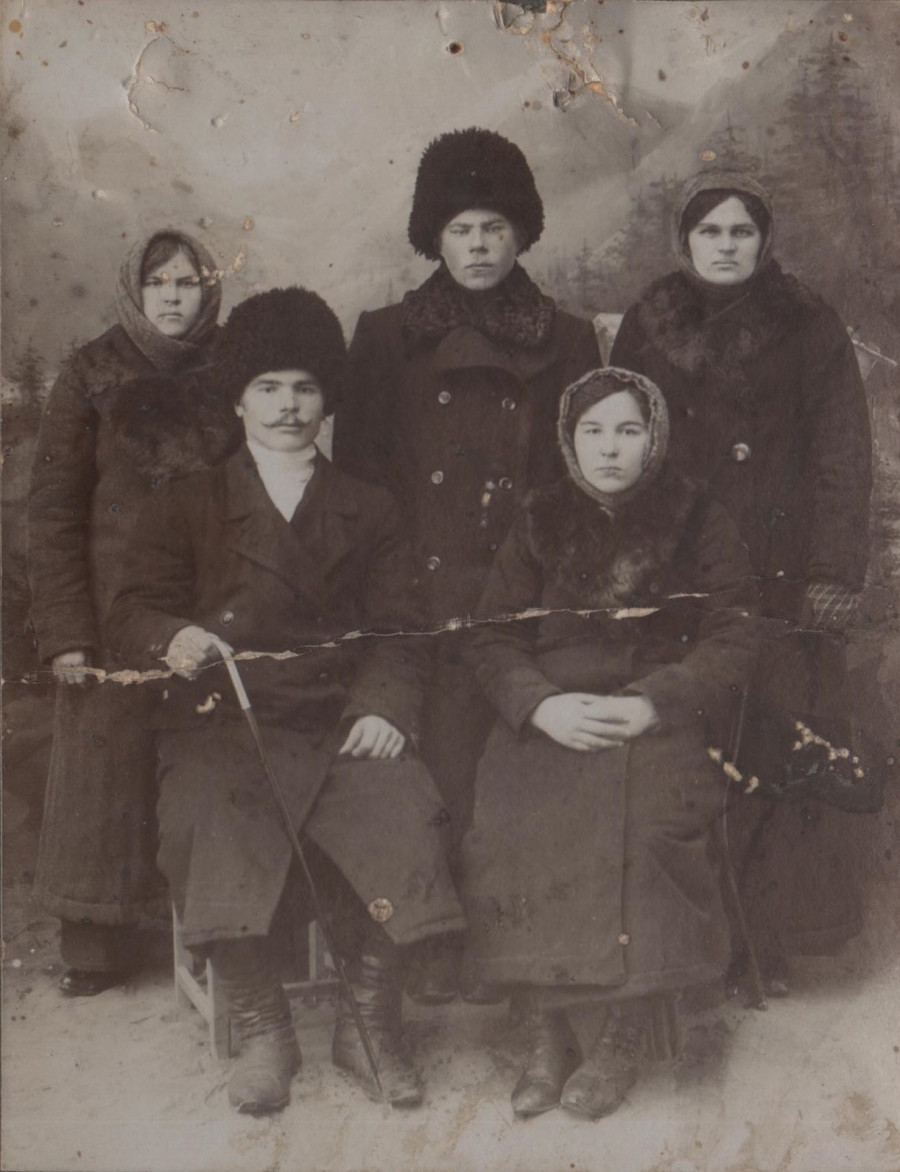 Жители села Усть-Чарышская Пристань. Югова Анна Григорьевна с родственниками. 1913 год.