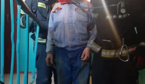 Эвакуация людей из горящего дома в Барнауле.