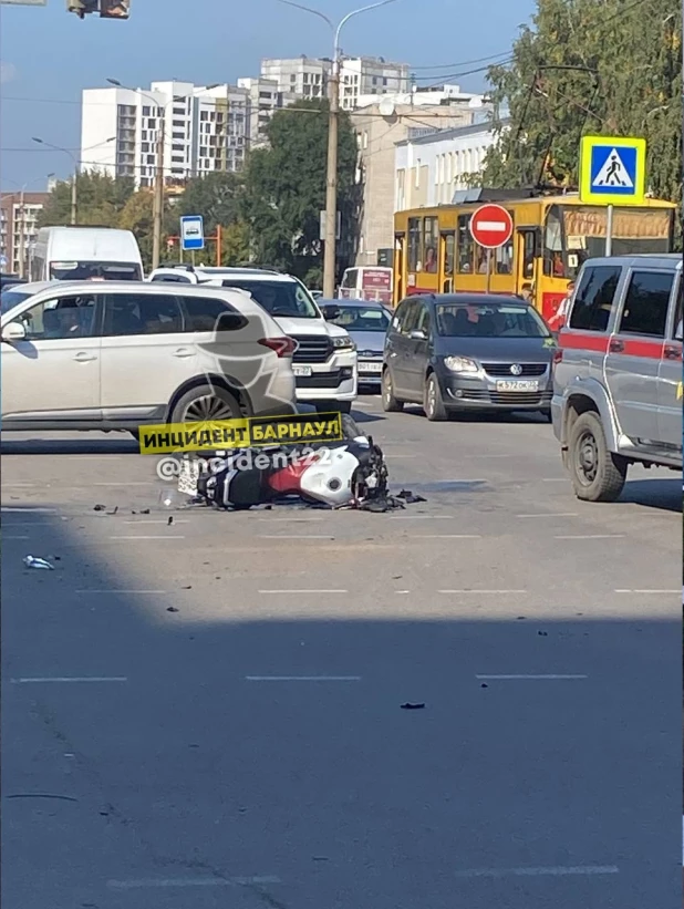 В Барнауле в центре города произошло ДТП с участием мотоциклиста.