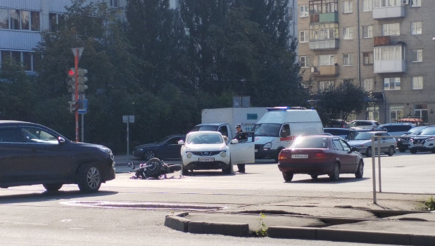 В Барнауле в центре города произошло ДТП с участием мотоциклиста.