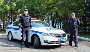 В Барнауле сотрудники ДПС помогли мужчине быстро доехать до больного ребенка.