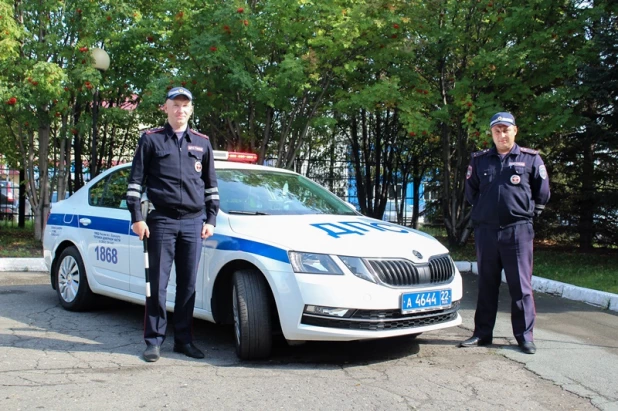 В Барнауле сотрудники ДПС помогли мужчине быстро доехать до больного ребенка.