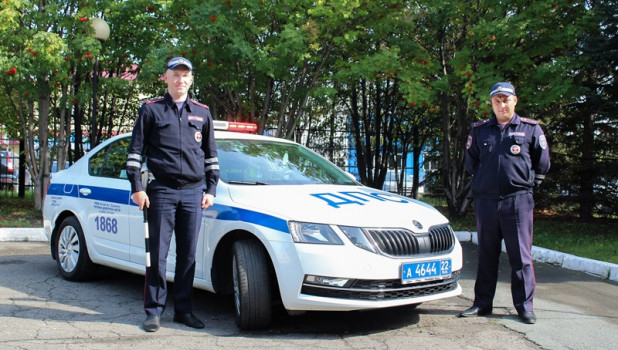 В Барнауле сотрудники ДПС помогли мужчине быстро доехать до больного ребенка.