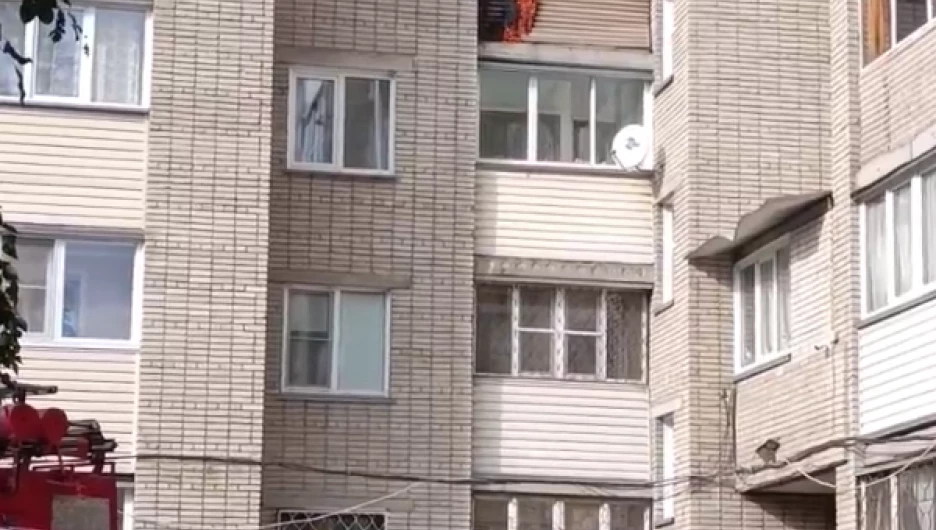 Бийчанин сбросил вниз загоревшееся нечто и сжег балкон соседу.