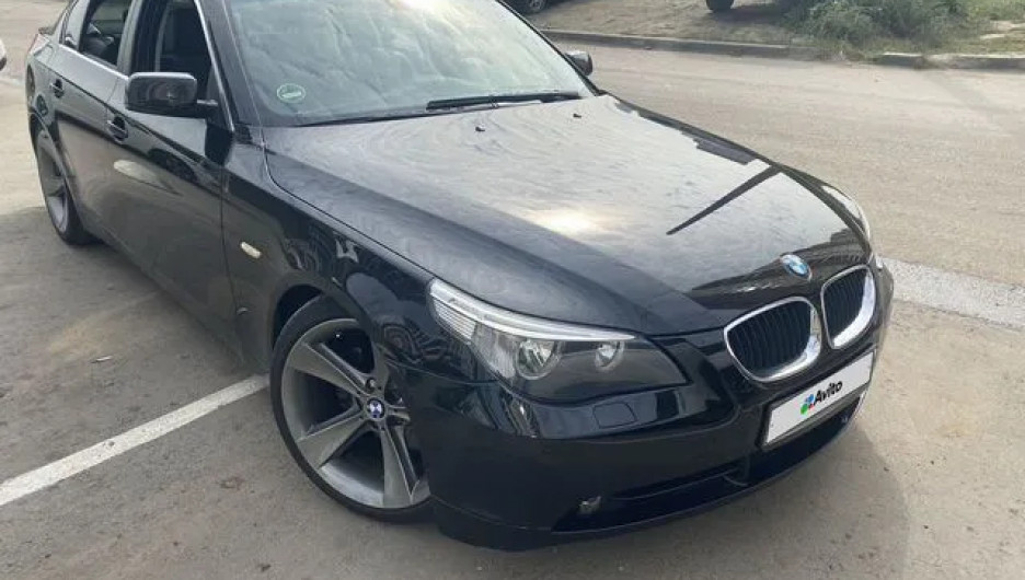 Роскошный BMW X5 с бронепленкой черного цвета продают за 1,8 млн рублей в Барнауле.