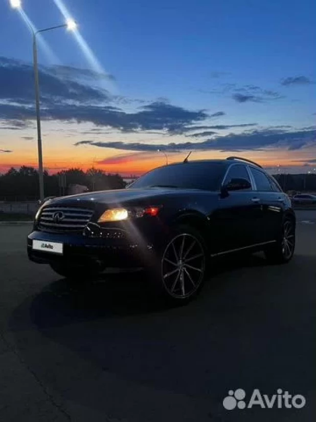 Серьезный Infiniti в черном цвете продают в Барнауле всего за 1 млн рублей.