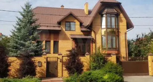 Трехэтажный дом с огромными цветами на стенах продают в Барнауле за 55 млн рублей.