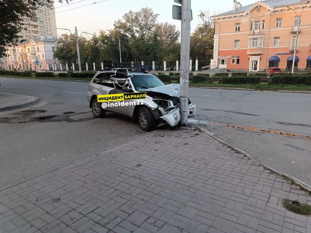 Водитель в Барнауле жестко врезался в столб.