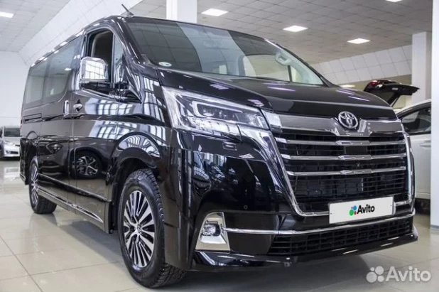 Семейную Toyota Granvia прямо с салона продают в Барнауле за 7,4 млн рублей.