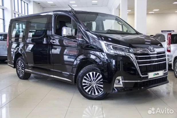 Семейную Toyota Granvia прямо с салона продают в Барнауле за 7,4 млн рублей.