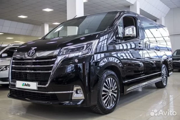 Семейную Toyota Granvia прямо с салона продают в Барнауле за 7,4 млн рублей.