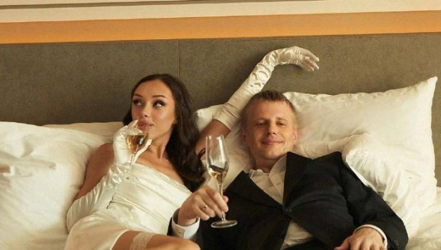 Комик Слава Комиссаренко женился на вебкам модели, а узнал об этом только во время медового месяца.
