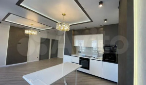 Трехкомнатную квартиру с огромными потолками и стильными люстрами продают в Барнауле за 11,9 млн рублей. 