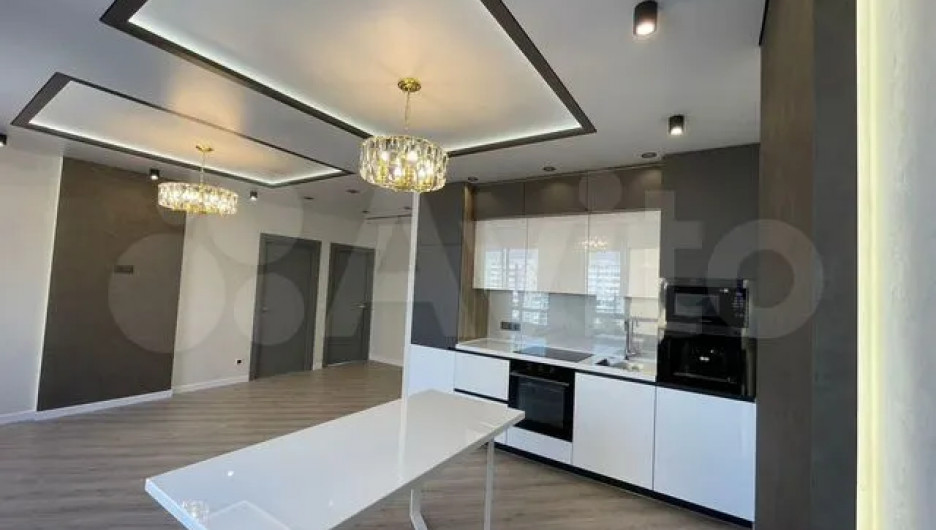 Трехкомнатную квартиру с огромными потолками и стильными люстрами продают в Барнауле за 11,9 млн рублей. 