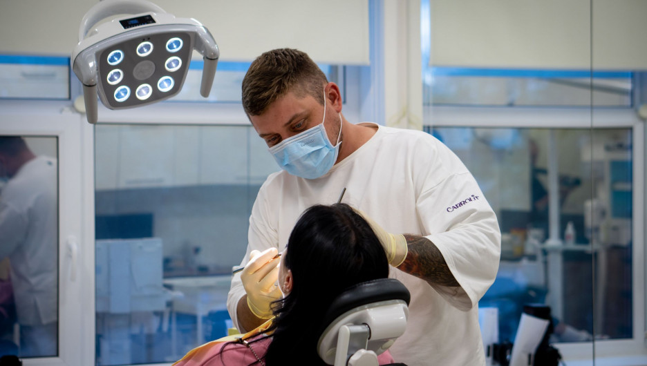 Врач стоматолог-имплантолог Иван Владимирович Антонов с пациенткой.