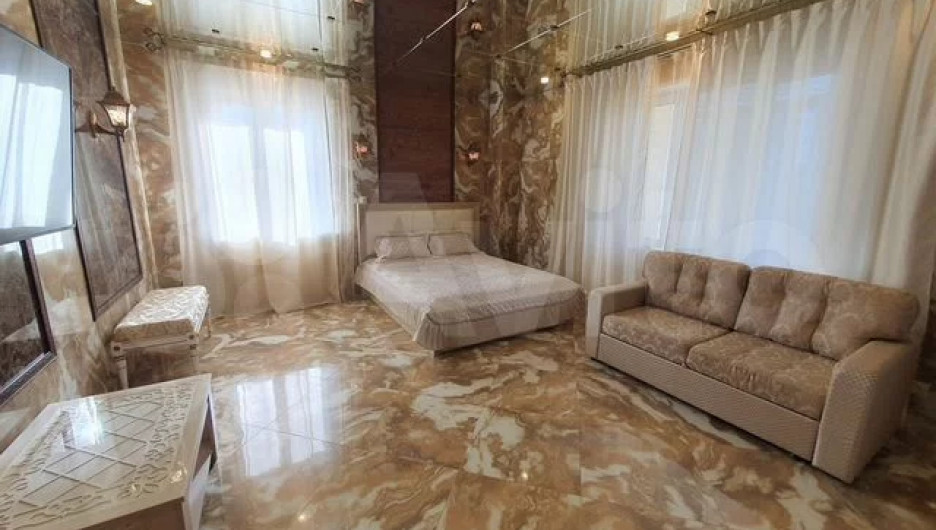 Мраморные апартаменты с зеркальными потолками посуточно сдают в Барнауле за 2,5 тыс. рублей.