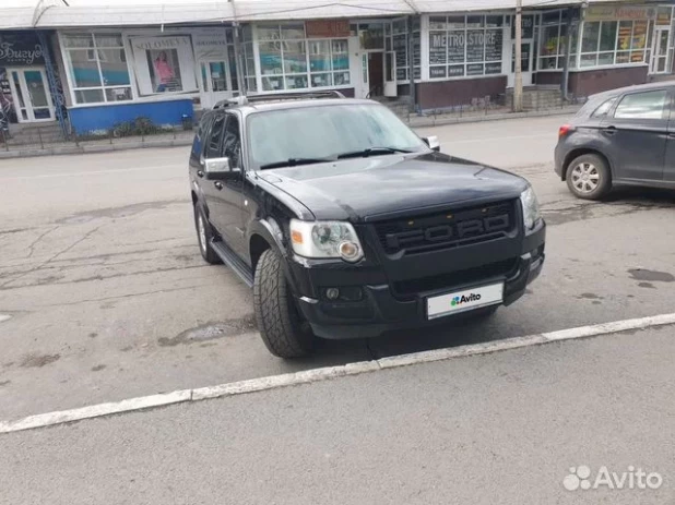 Строгий Ford Explorer в максимальной комплектации продают в Барнауле за 1,2 млн рублей.