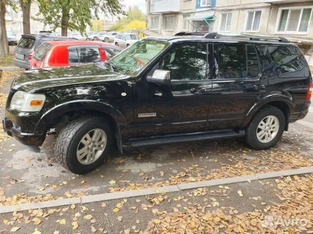 Строгий Ford Explorer в максимальной комплектации продают в Барнауле за 1,2 млн рублей.