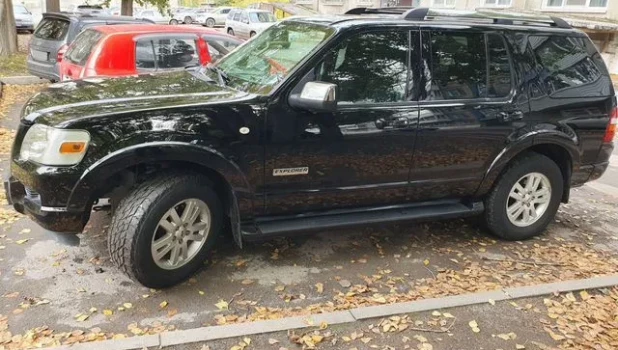 Строгий Ford Explorer в максимальной комплектации продают в Барнауле за 1,2 млн рублей.