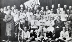 Спортсмены Семипалатинского спортивного кружка, примерно 1918–1920 годы.