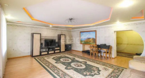 Четырехкомнатную квартиру с круглыми проемами продают в Барнауле за 10,5 млн рублей.