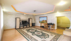 Четырехкомнатную квартиру с круглыми проемами продают в Барнауле за 10,5 млн рублей.