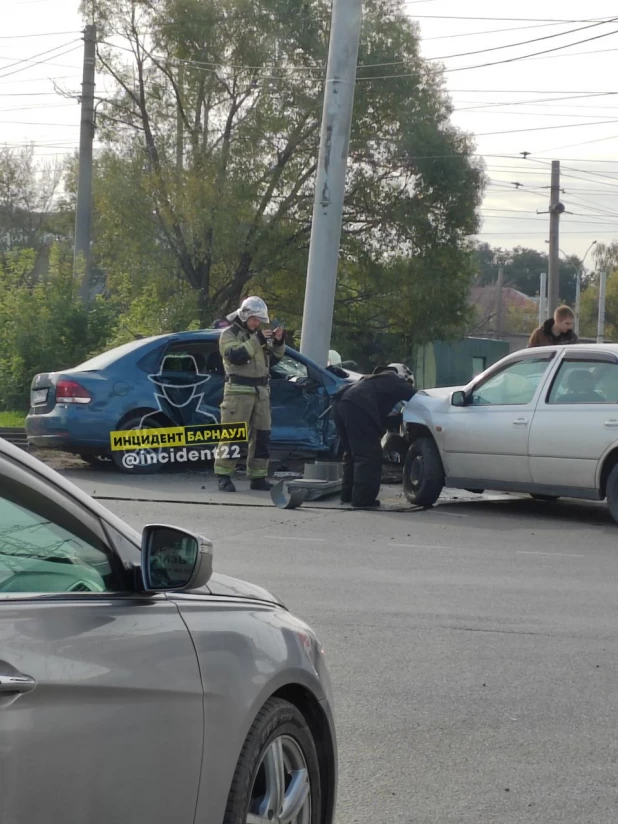 Серьезное ДТП произошло на важном перекрестке в Барнауле.