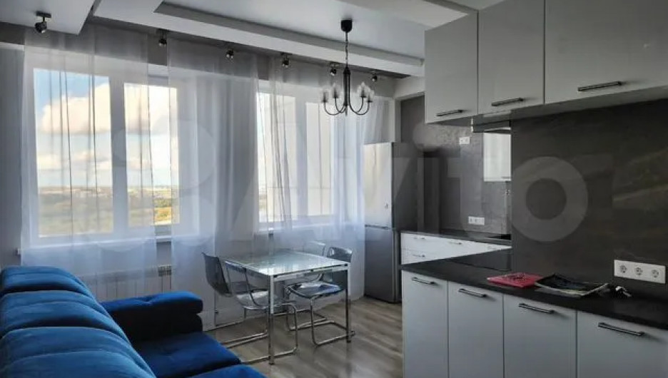 Элегантную четырехкомнатную квартиру для любителей гор продают в Барнауле за 9,9 млн рублей.