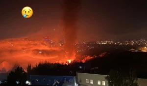 В Барнауле загорелся дом в частном секторе.