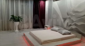 Однокомнатную квартиру со светящейся кроватью сдают в Барнауле за 3,2 тыс. рублей.