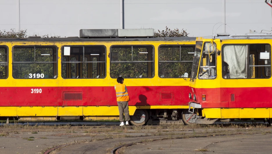 Столкнулись иномарка и трамвай в Барнауле