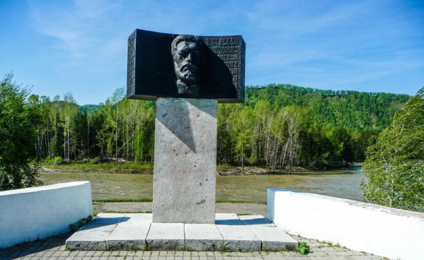 Памятник В. Шишкову возле села Манжерок.