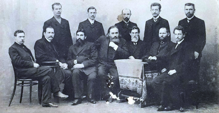 Сибирская группа членов III Государственной Думы. В. Штильке (четвертый слева в нижнем ряду).