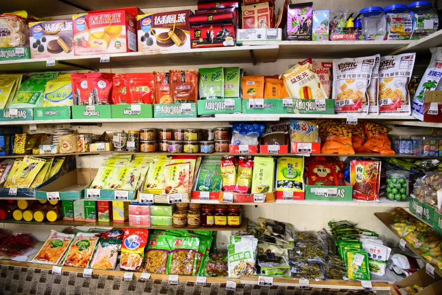 На Китайском рынке представлен широкий ассортимент продовольственных и непродовольственных товаров.