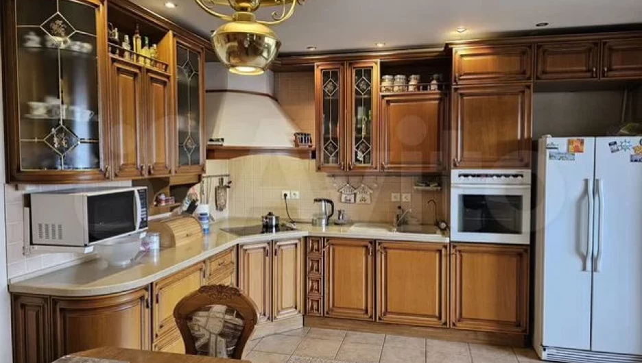 Просторная четырехкомнатная квартира с мраморным камином продают в Барнауле за 23 млн рублей.