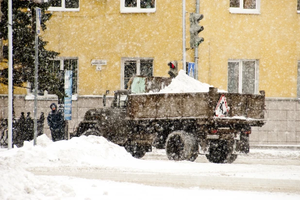 Последствия снегопада в октябре в Барнауле. 2016 год.